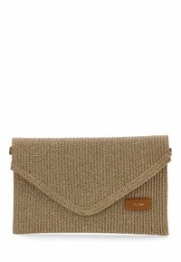 Clutch beige tejido con forma de sobre, con tela texturizada y borde cosido. Presenta una etiqueta de logo marrón en la parte frontal.