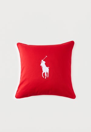 Cojín cuadrado rojo con logo blanco bordado de un jugador de polo a caballo sosteniendo un mallete levantado.