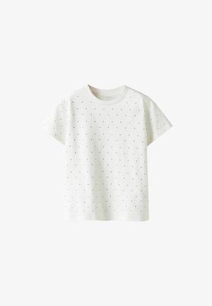 Weißes Baumwoll-T-Shirt mit kurzen Ärmeln und rundem Ausschnitt, das ein gleichmäßig über den Stoff verteiltes graues Punktmuster aufweist.