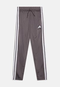 Grå idrottsbyxor med vita ränder längs sidorna, dra åt midjan och en Adidas-logotyp på framsidan. Slät, lättviktig tyg.