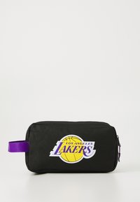 Sort rektangulær pung lavet af slidstærkt stof. Har en lilla lynlås og håndtag, dekoreret med Los Angeles Lakers-logoet i gul og lilla.