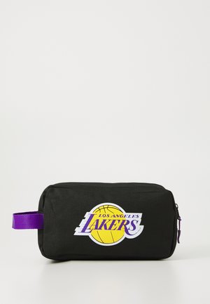 Pochette rectangulaire noire en tissu durable. Dotée d'une fermeture éclair et d'une anse violettes, décorée du logo jaune et violet des Los Angeles Lakers.