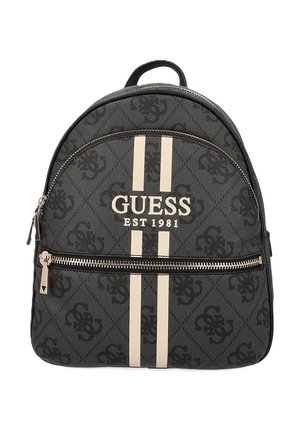 Zaino in tela nera con strisce beige, logo "GUESS EST 1981", motivo texture e tasca frontale con zip e hardware metallico.