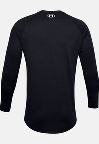 Schwarzes Langarmshirt aus einem glatten, leichten Material. Mit abgerundetem Saum und einem kleinen weißen Logo am Nacken hinten.