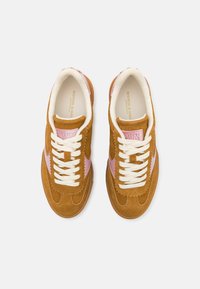 Scotch & Soda NIXIE - Sneakers laag - golden brown/cadillac pink