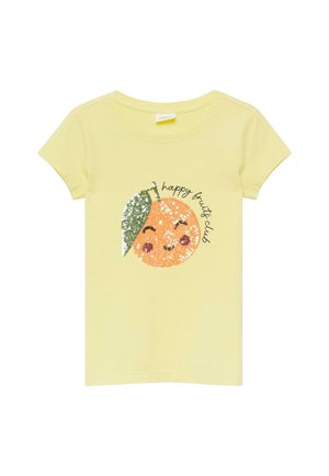 Chemise jaune à manches courtes avec un motif d'orange souriante en sequins et une feuille, accompagné du texte « happy fruits club » sur le devant.