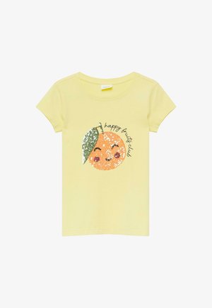 Żółta koszulka z krótkim rękawem z cekinowym wzorem uśmiechniętej pomarańczy i liścia oraz napisem „happy fruits club” z przodu.