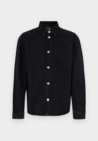 Camisa de mezclilla negra con mangas largas, cuello de botonadura y herrajes plateados. Presenta un corte recto y una textura lisa.