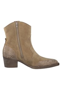 Bottines en daim beige avec un bout rond, fermeture éclair latérale et accents cloutés au niveau du talon et des orteils. Talon carré bas.