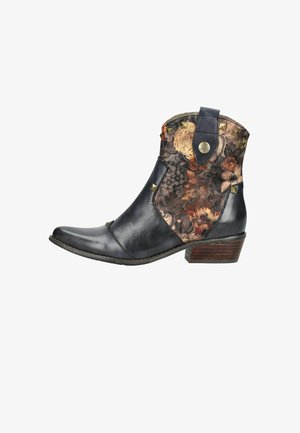 Schwarzer Lederknöchelstiefel mit floralen Stoffseiten, goldenen Nieten, dekorativem Knopf und gestapeltem niedrigem Holzabsatz.