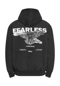 Schwarzer Hoodie mit einem großen Adler-Graphic und dem Wort "FURCHTLOS" in fetten weißen Buchstaben. Aus weichem Material und mit Kordelzugkapuze.