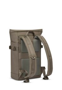Rolltop-Rucksack in gedämpftem Khaki, aus strapazierfähigem Material. Mit gepolsterten Mesh-Trägern, einer vorderen Reißverschlusstasche und verstellbaren Seitenverschlüssen.