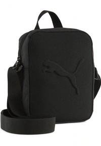 Čierna látková taška na rameno s hladkou textúrou, obdĺžnikovým tvarom, zapínaním na zips, nastaviteľným popruhom a výrazn�ým vyrazeným logom.