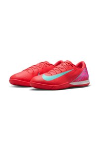 Pantofi sport roșii cu o suprafață texturată și o bandă albastră deschisă. Prezintă un design cu glezna joasă și accente roz pe tocul și pe mijlocul tălpii.