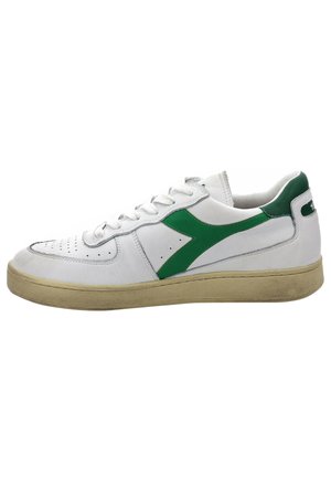 Sneaker bianco in pelle con dettagli verdi, punta arrotondata, design perforato sulla parte anteriore e suola in gomma grigia chiara.