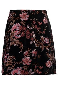 Jupe en velours noir ornée d'une broderie florale complexe dans des nuances de rose et de bordeaux, avec une coupe ajustée et un ourlet droit.