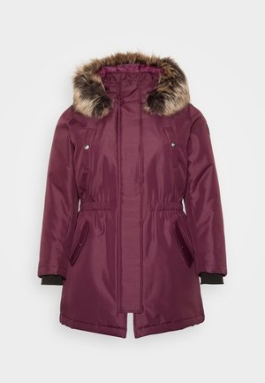 Cappotto color bordeaux con cappuccio foderato in pelliccia, vita elasticizzata, tasche laterali e polsini a costine, realizzato in un tessuto lucido e resistente all'acqua.