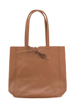 Braune Leder-Shoppertasche mit zwei Griffen und einer dünnen Schleife, die oben in der Mitte auf einem schlichten weißen Hintergrund gebunden ist.