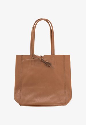 Braune Leder-Shoppertasche mit zwei Griffen und einer dünnen Schleife, die oben in der Mitte auf einem schlichten weißen Hintergrund gebunden ist.