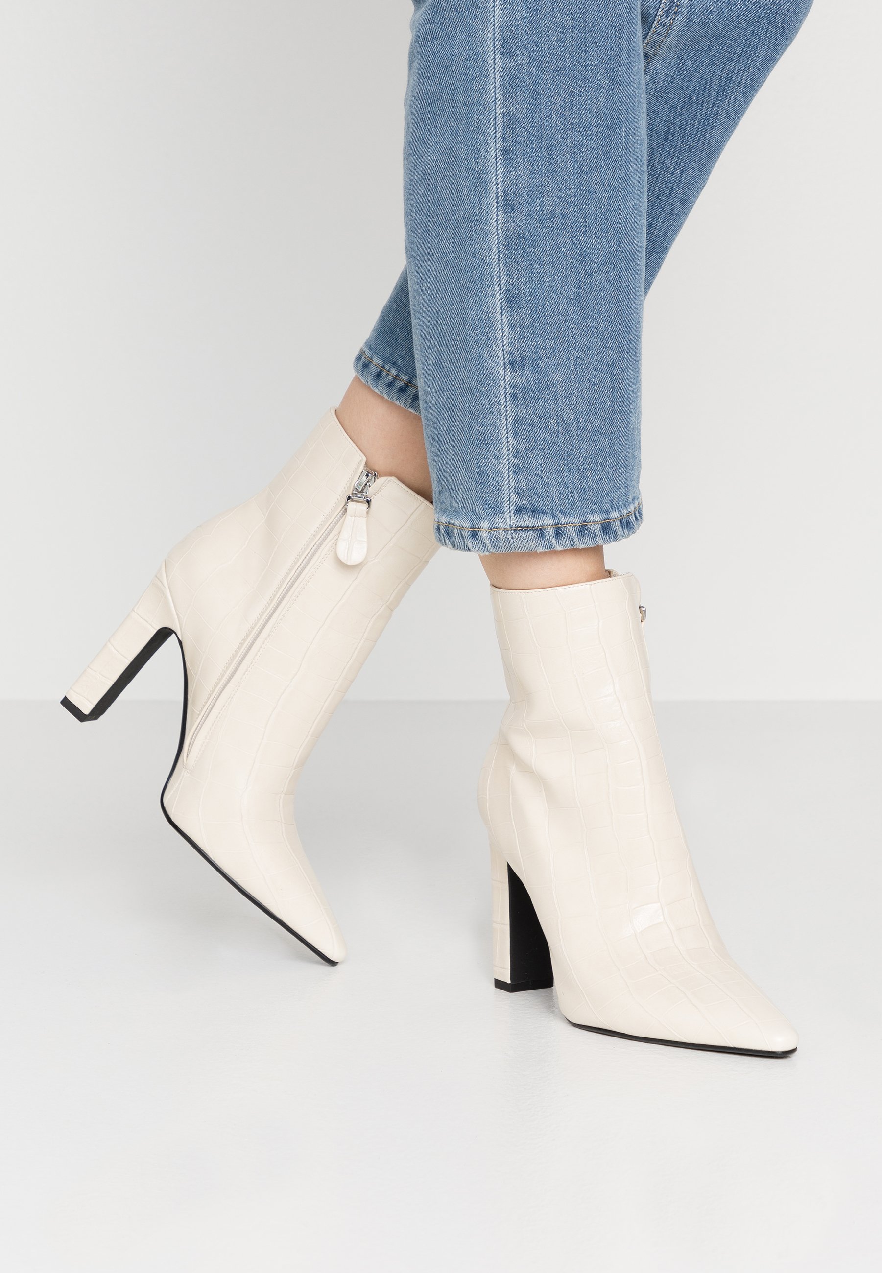 NA KD ROUNDED TOE BOOTS Klassiska stövletter offwhite NA KD GRAPHIC BOOTS Klassiska stövlar white Zalando.se