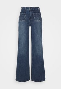 Jean denim bleu taille haute, jambes larges et deux poches avant matelassées ornées de petits clous.