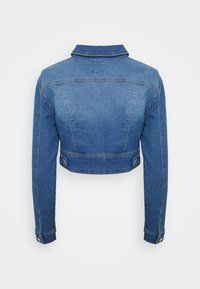 Skrajšano jeans jakno v srednje modri barvi s klasičnim ovratnikom, dolgimi rokavi, z gumbnimi detajli in šivnimi podrobnostmi na hrbtu in straneh.