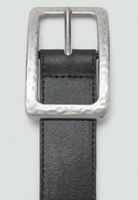 Zwarte leren riem met een brede, geslagen zilveren gesp, met een rechthoekige vorm en fijne stiksels langs de randen.