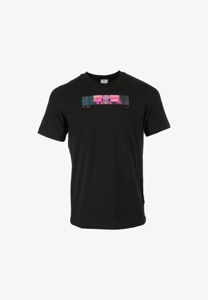 T-shirt en coton noir avec un imprimé graphique représentant une figure dans un environnement de salle de sport, rehaussé de rose et de bleu. Manches courtes et col rond.