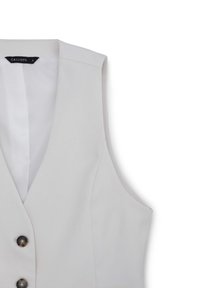 Gilet senza maniche grigio chiaro con scollo curvo, cinque bottoni e tessuto liscio. All'interno è presente una fodera bianca a contrasto.