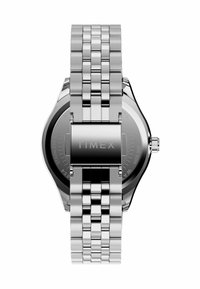 Montre en acier inoxydable argenté avec un bracelet à maillons, un boîtier rond et un cadran noir, présentant des marquages subtils et une couronne sur le côté.