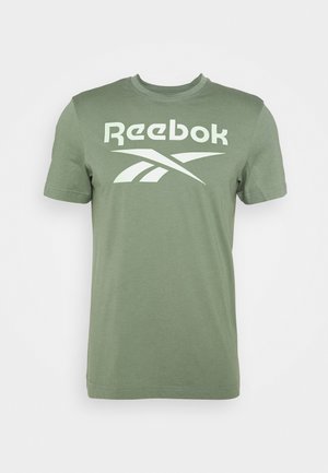 Zielony t-shirt z krótkim rękawem i okrągłym dekoltem, z białym logo i napisem Reebok umieszczonym na środku z przodu.