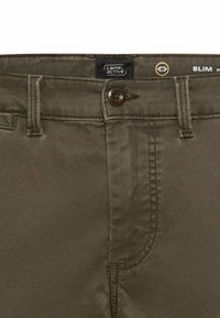 Schlanke Passform-Hosen in Olivgrün mit Knopfverschluss, Gürtelschlaufen und subtilen Steppnähten. Hergestellt aus glattem Baumwollmischgewebe.