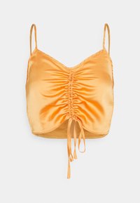 Saténový oranžový crop top s nastavovacími šňůrkami, s nařasenými detaily na přední a zadní straně, na bílém pozadí.