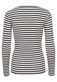 Haut à manches longues avec une texture côtelée, présentant des rayures horizontales bleu marine et blanc cassé, un col arrondi et une coupe ajustée.