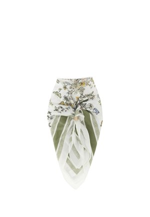 Sciarpa di seta bianca e verde a fiori e righe, con un nodo centrale tenuto da un anello color oro, mostrata su sfondo bianco.