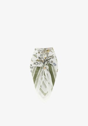Sciarpa di seta bianca e verde a fiori e righe, con un nodo centrale tenuto da un anello color oro, mostrata su sfondo bianco.