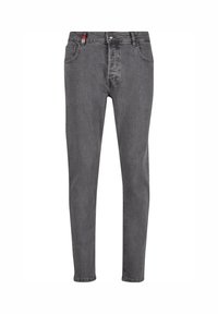 Jean slim gris avec poches avant, passants de ceinture, fermeture bouton et étiquette de marque rouge près de la taille sur fond blanc.