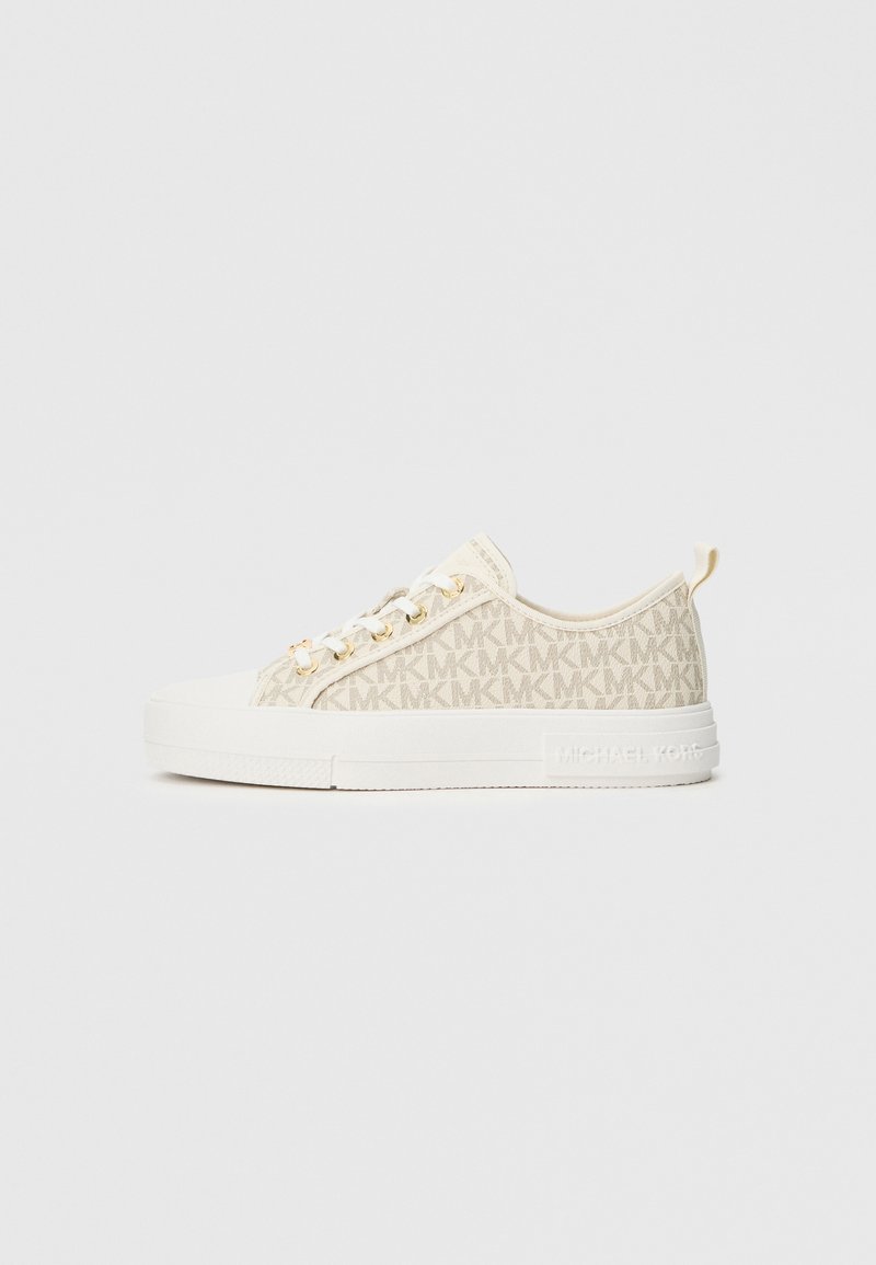 Λευκό πάνινο αθλητικό παπούτσι με μπεζ μοτίβο μονογράμματος MK, στρογγυλή μύτη, επίπεδη ελαστική σόλα και χρυσούς κρίκους για τα κορδόνια. Λογότυπο Michael Kors στο πλάι.