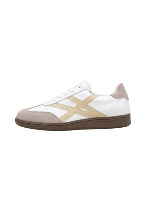 Zapatilla blanca de corte bajo con puntera y talón de ante beige, rayas laterales beige en forma de cruz, cordones blancos y suela de goma marrón.