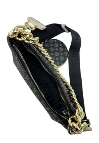 Borsa nera con un esterno testurizzato, hardware dorato, un accento a catenella e chiusura con zip. Interno foderato in tessuto nero.
