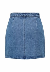 Mini-jupe en denim bleu avec passants pour ceinture, plis devant et détail de couture centrale.
