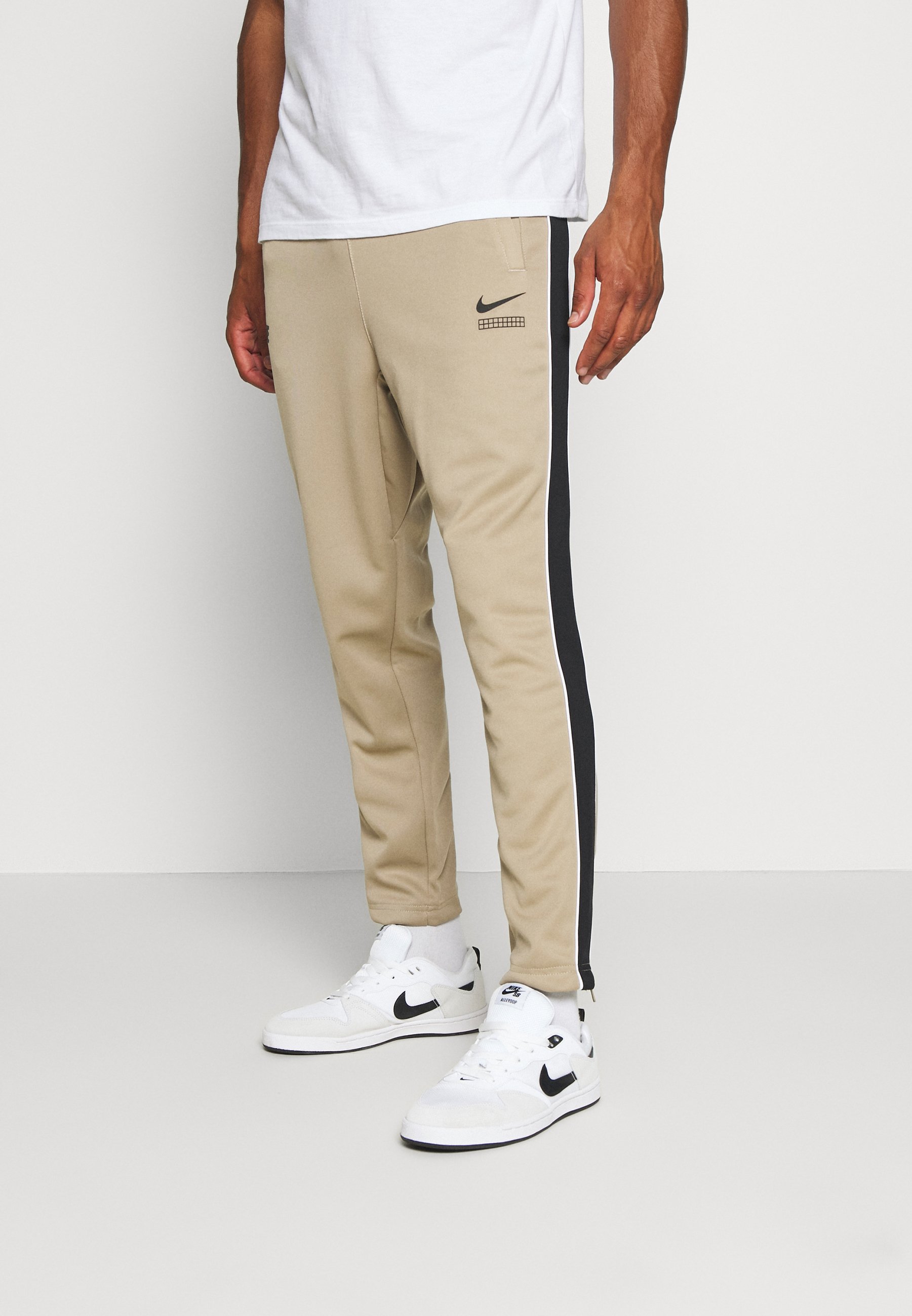 Nike Sportswear PANT Joggebukse khakiblackwhitekhaki Nike Sportswear PANT - Joggebukse - khaki/black/white