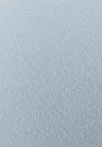 Tessuto azzurro chiaro con una fine trama a coste, che presenta una tessitura liscia e uniforme e sottili variazioni di tonalità.