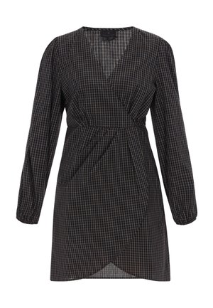 Vestido envolvente a cuadros en negro y marrón con mangas largas, detalle fruncido en la cintura y escote en V. Fabricación ligera con una textura suave.