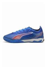 Blauer Sportschuh mit orangefarbenem und weißem Logo, strukturiertem Obermaterial, Schnürdesign und weiß-blauer Sohle, seitlich angezeigt.