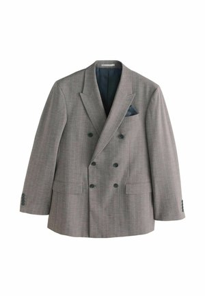 Világosszürke, kétsoros férfi blézer finom kockás mintával, hajtókás gallérral, fekete gombokkal és sötét zsebkendővel, fehér háttéren.