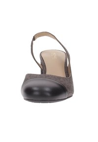Scarpa slingback in tessuto marrone con texture, punta rotonda in vernice nera e cinturino regolabile. Rivestimento interno liscio.