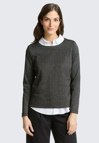 Długim rękawem, ciemnoszara bluzka z subtelnym połyskiem, okrągłym dekoltem i warstwowym białym kołnierzykiem. Składa się z eleganckich spodni w paski.