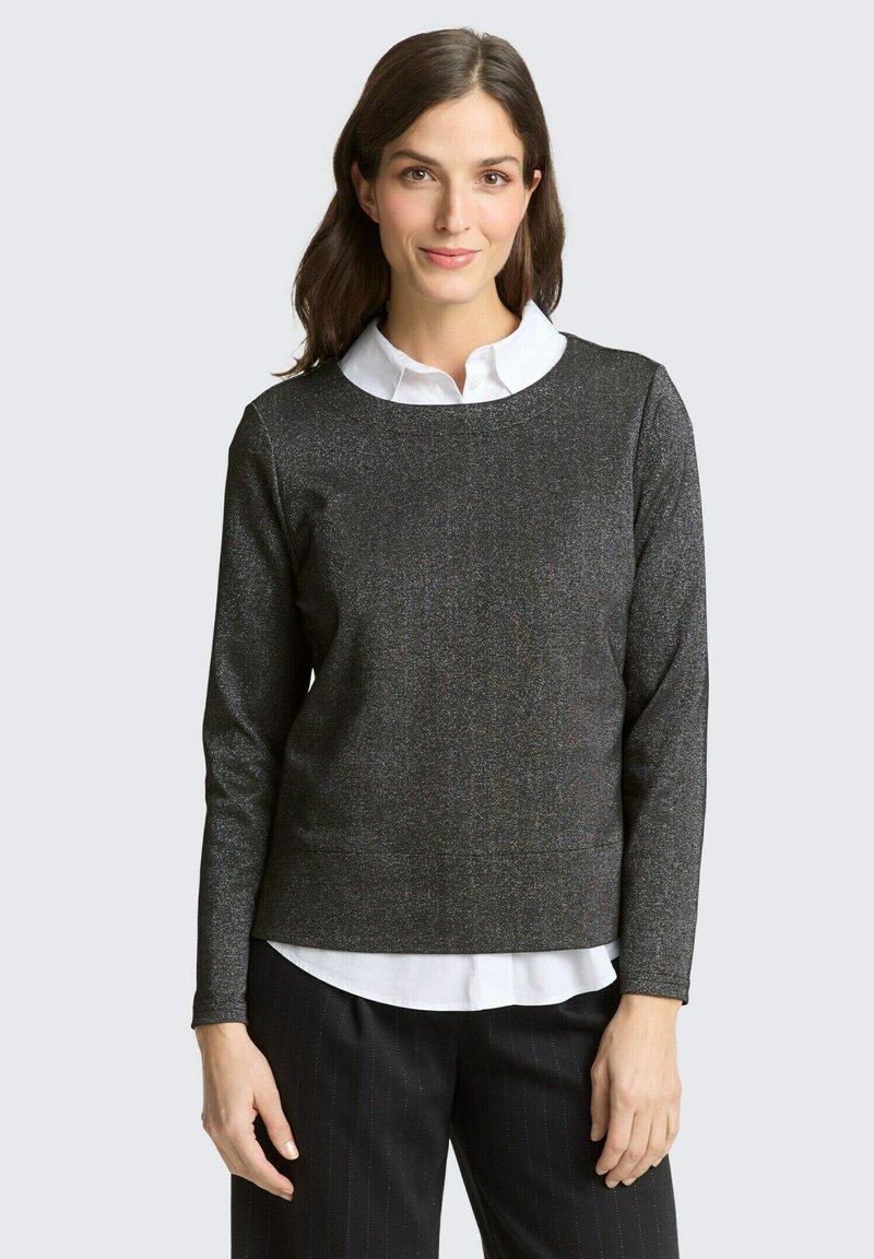 Długim rękawem, ciemnoszara bluzka z subtelnym połyskiem, okrągłym dekoltem i warstwowym białym kołnierzykiem. Składa się z eleganckich spodni w paski.