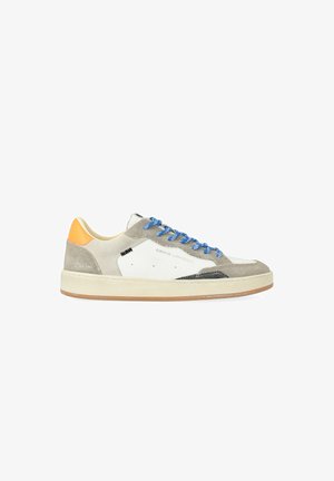 Sneaker basso con pannelli beige, bianchi e grigi, lacci blu, patch arancione sul tallone e suola piatta in gomma naturale.